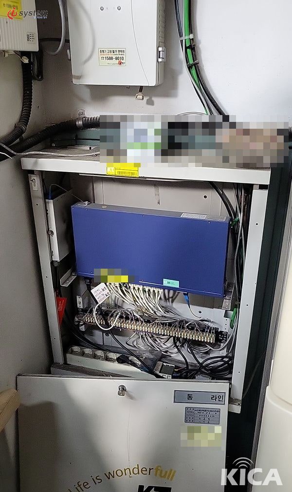 건물 EPS(Electric Pipe Shaft)실 — 층별 전력·통신 수직 간선이 지나가는 수직 통로의 IDF 분기 모습