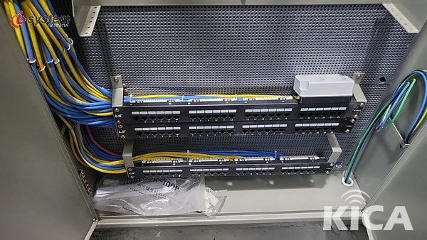 정비 후 - 벽면 따라 가지런한 케이블 + 단자함·패치 패널 명확 구분 - KT 비즈 사무실 설치