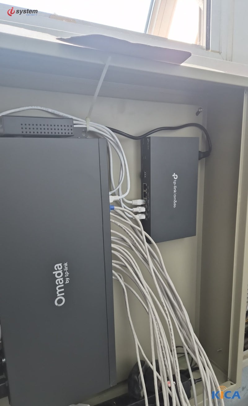 통신함 내부에 설치된 TP-Link Omada 스위치와 컨트롤러, 여러 가닥의 랜케이블이 결선된 모습