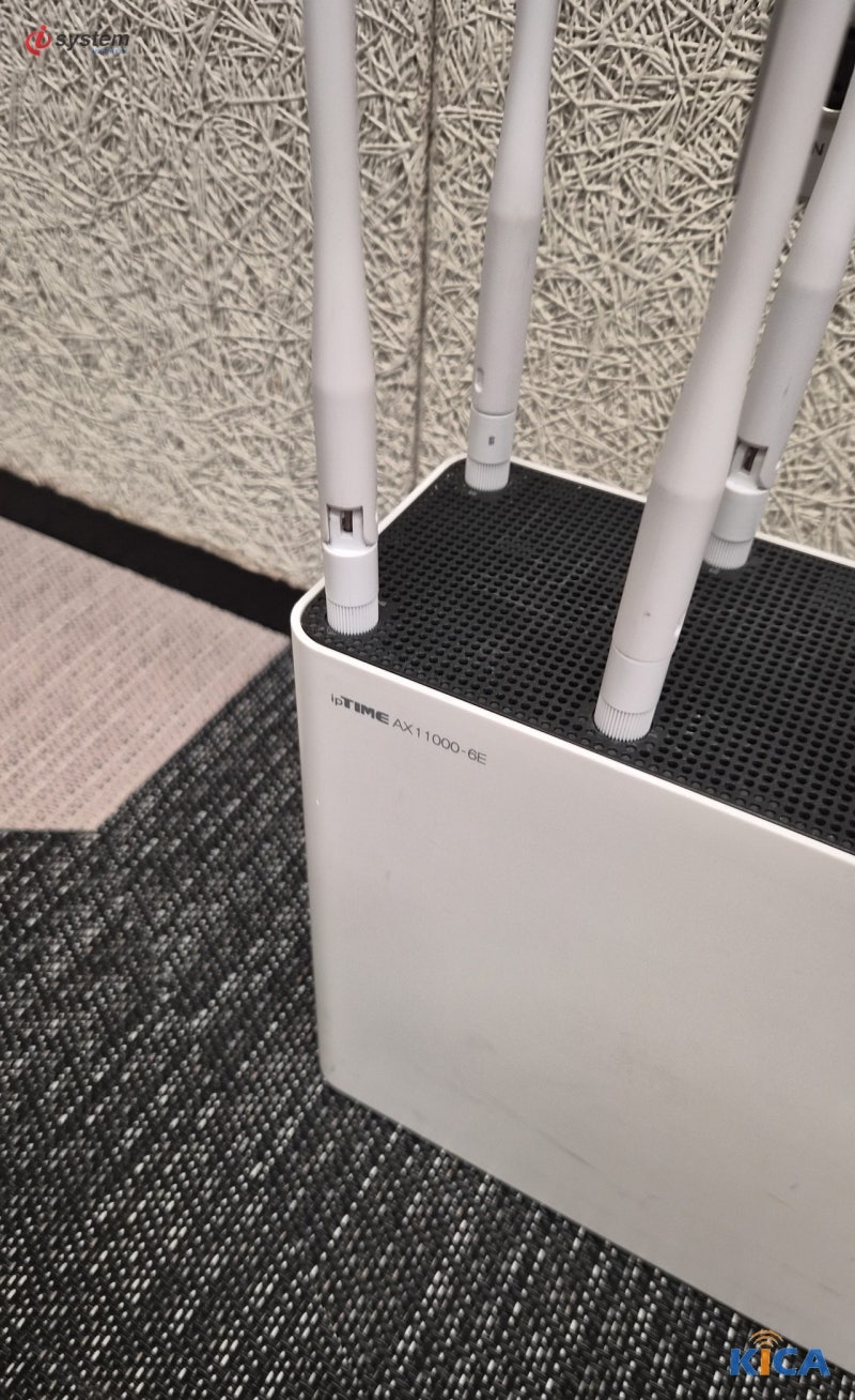 사무실에 설치된 다중 안테나 와이파이6E 공유기 ipTIME AX11000-6E