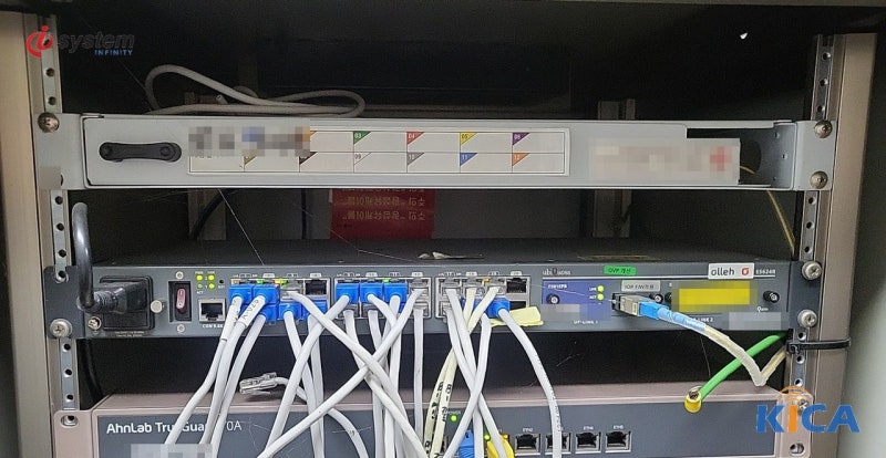 랙 상단 패치 패널 아래에 KT 회선 장비가 있고 그 아래에 안랩 UTM이 설치되어 랜 케이블이 연결된 모습