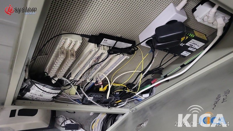 공장 통신랙에 Fortinet FortiGate 40F 방화벽과 Davolink DV-532 공유기를 설치하고 스위치 허브·미디어 컨버터를 견고하게 고정한 재구축 작업