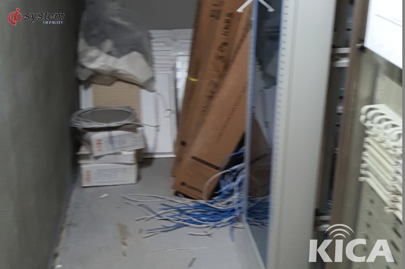 바닥 정렬된 UTP 케이블·자재 — 병원 네트워크 신규 포설 사전 배치