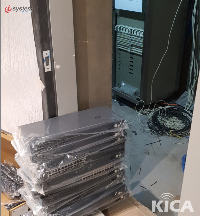 신규 스위치 장비 + 통신 랙 패치 패널 설치 준비 — KT 기업인터넷 인입 표준 정합