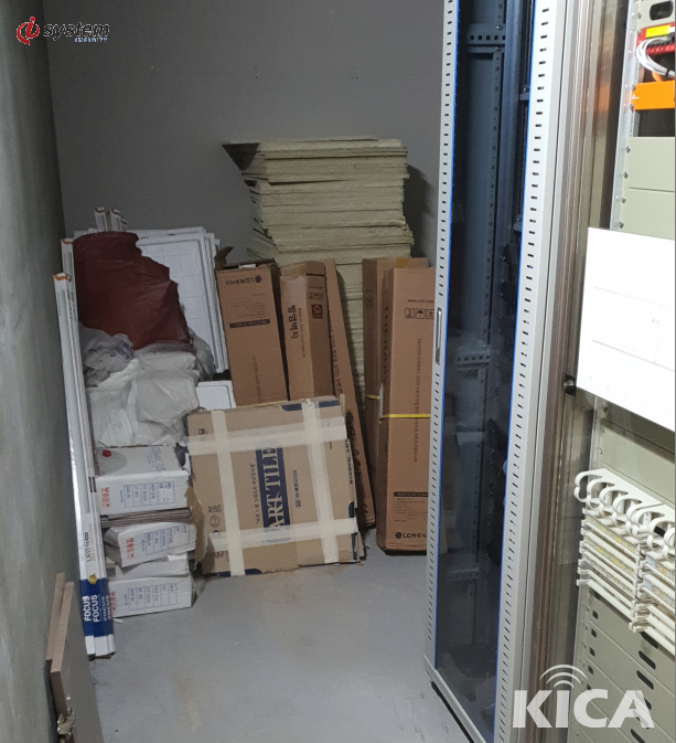 시공 중 통신 랙 옆 자재·폐기물 정리 — 정비 단계 현장 상태