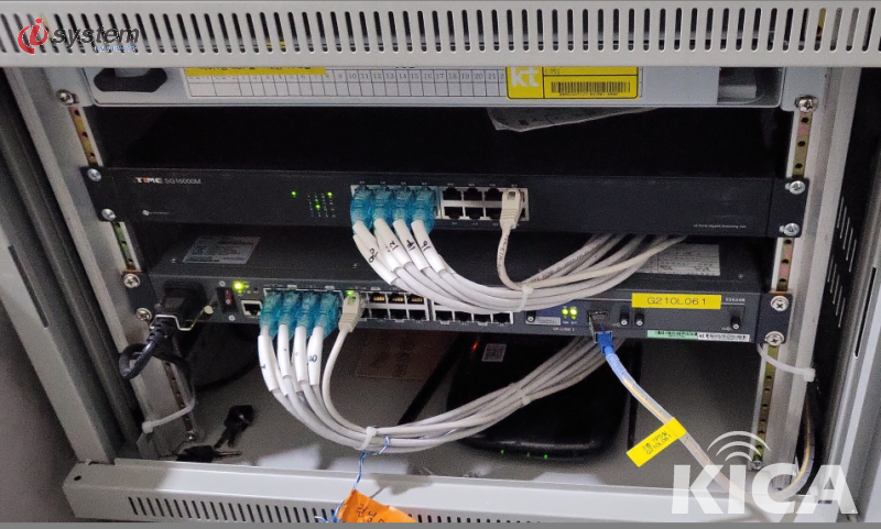 병원 통신랙 — 다중 스위치와 다단 패치패널에 Cat6 색별 UTP 케이블 정합 완료
