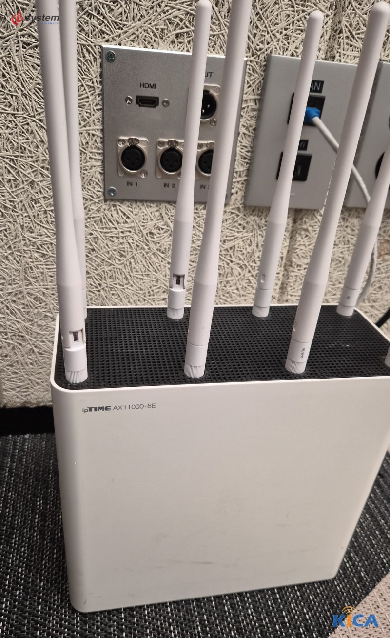 월플레이트 옆에 연결된 무선 공유기(ipTIME AX11000-6E), 랜케이블로 유선 회선과 연결된 모습