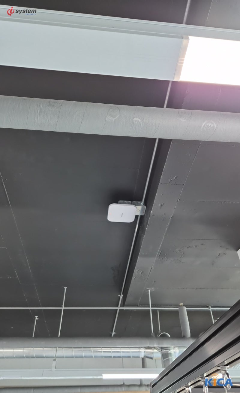 노출 천장에 브래킷으로 설치한 무선 AP — KT 인터넷 개통과 구내 Wi-Fi 구성을 한 번에 진행한 시공