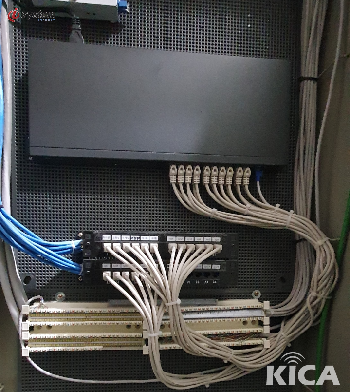 패치패널 색별 UTP 정합 — 파란 UTP 케이블이 검정 패치패널에 단정하게 정합, 하단 110블록
