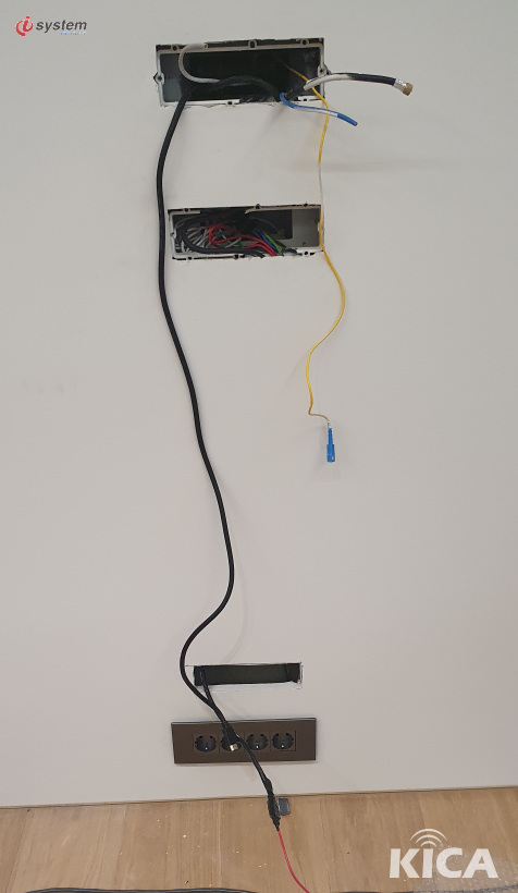 상단에 위치한 통신 광케이블·UTP·동축·HDMI 단자 — 위치 변경 작업 전 기존 단자 상태