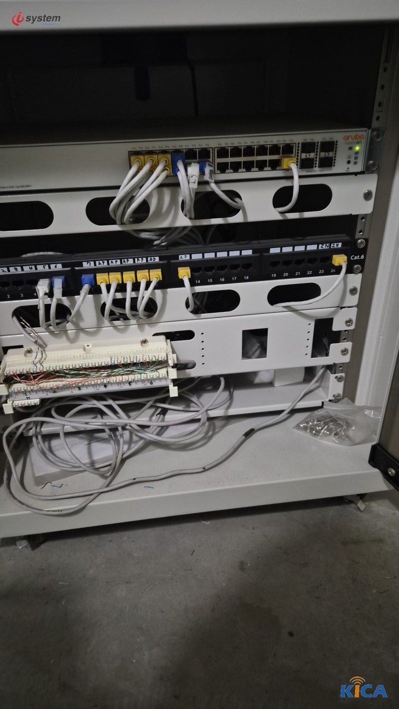 24포트 CAT6 패치판넬과 PoE 스위치가 설치된 통신 랙 내부