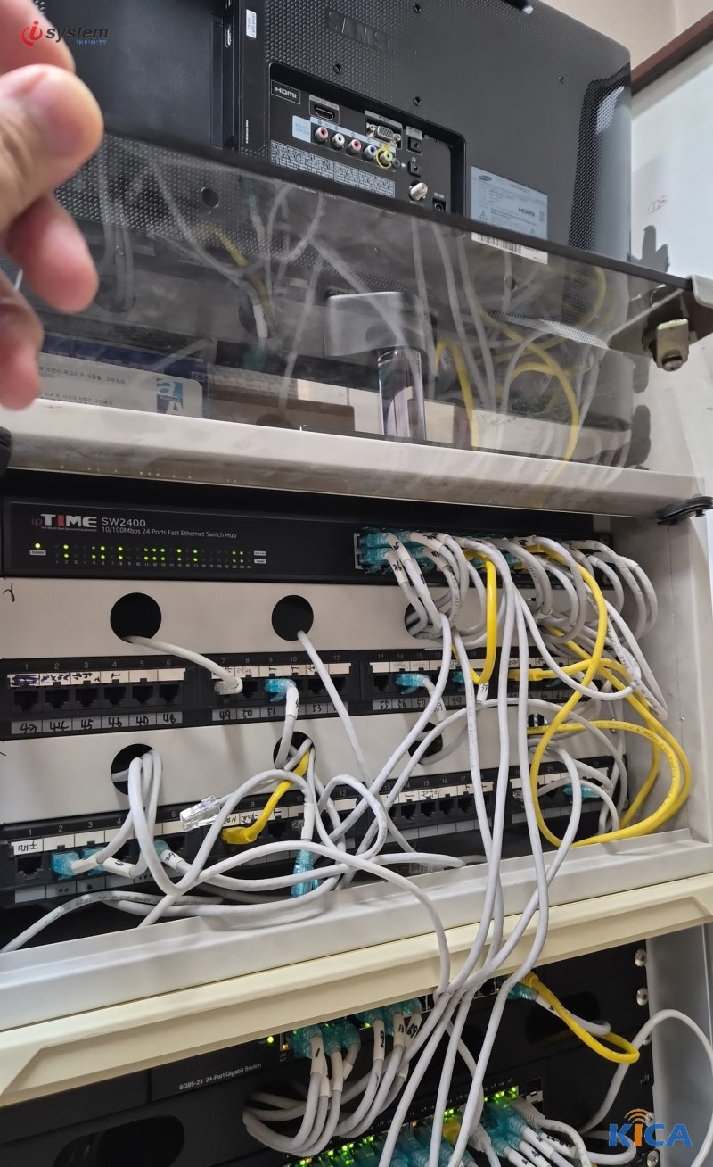 구형 100Mbps 허브(ipTIME SW2400)가 남아 있는 통신랙 — 기가 인터넷 설치 시 장비 등급 확인이 필요한 이유