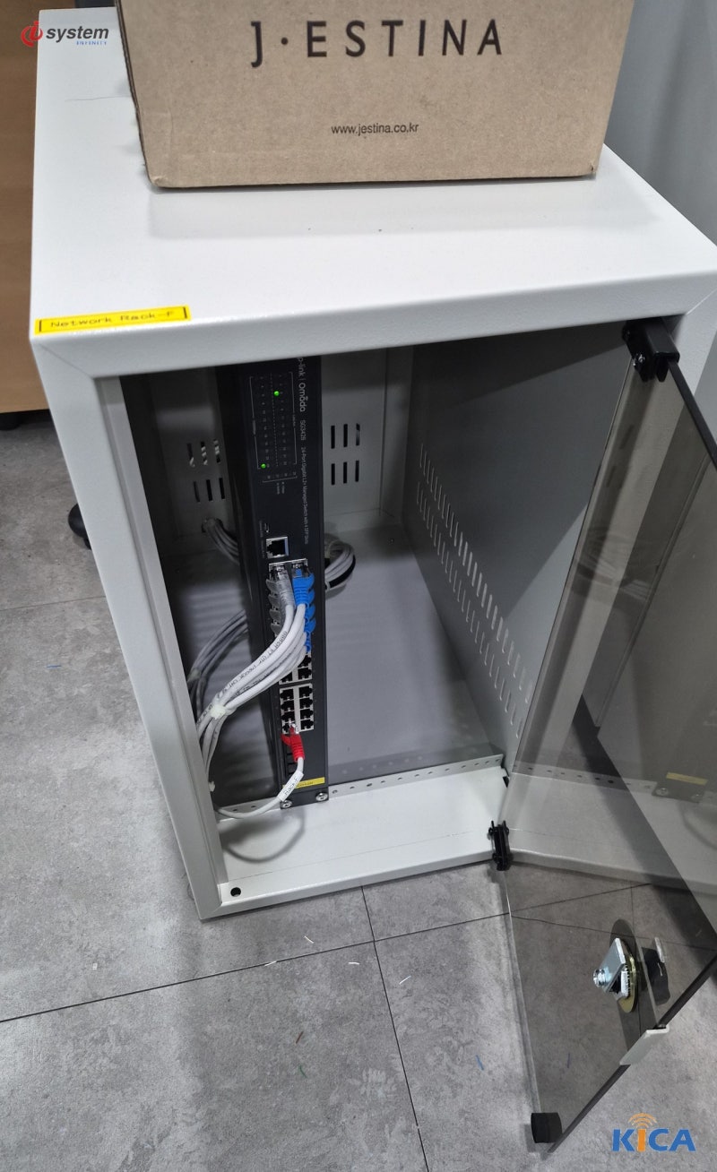 [사무실] 통신랙(Network Rack-F)에 Omada 관리형 스위치를 설치하고 패치 배선을 정리한 모습 - KT 기업인터넷 설치 현장