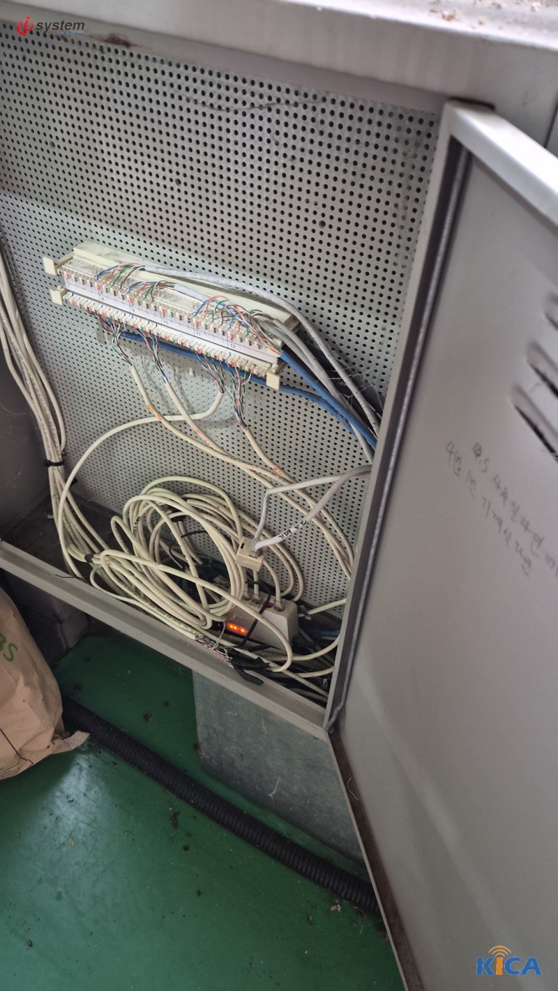 사무실 통신 단자함 내부에 정리된 회선 배선과 패치 패널