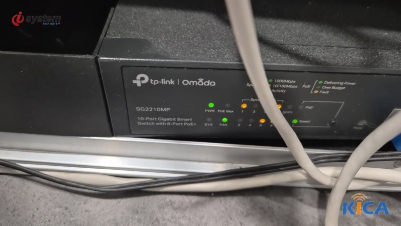 TP-Link Omada SG2210MP 10포트 기가비트 PoE 스위치, 포트 상태 LED가 켜져 있는 모습