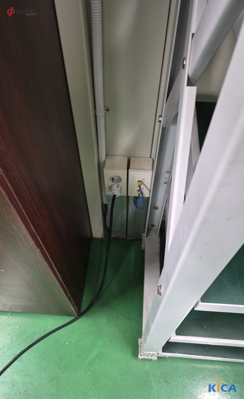 코너의 데이터·전원 아웃렛과 전선관 마감 — 에폭시 바닥 현장의 끝단 배선 정리