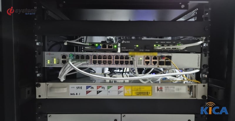 랙 안에 설치된 VPN 지원 라우터, 스위치, 광분배함이 순서대로 정리된 모습