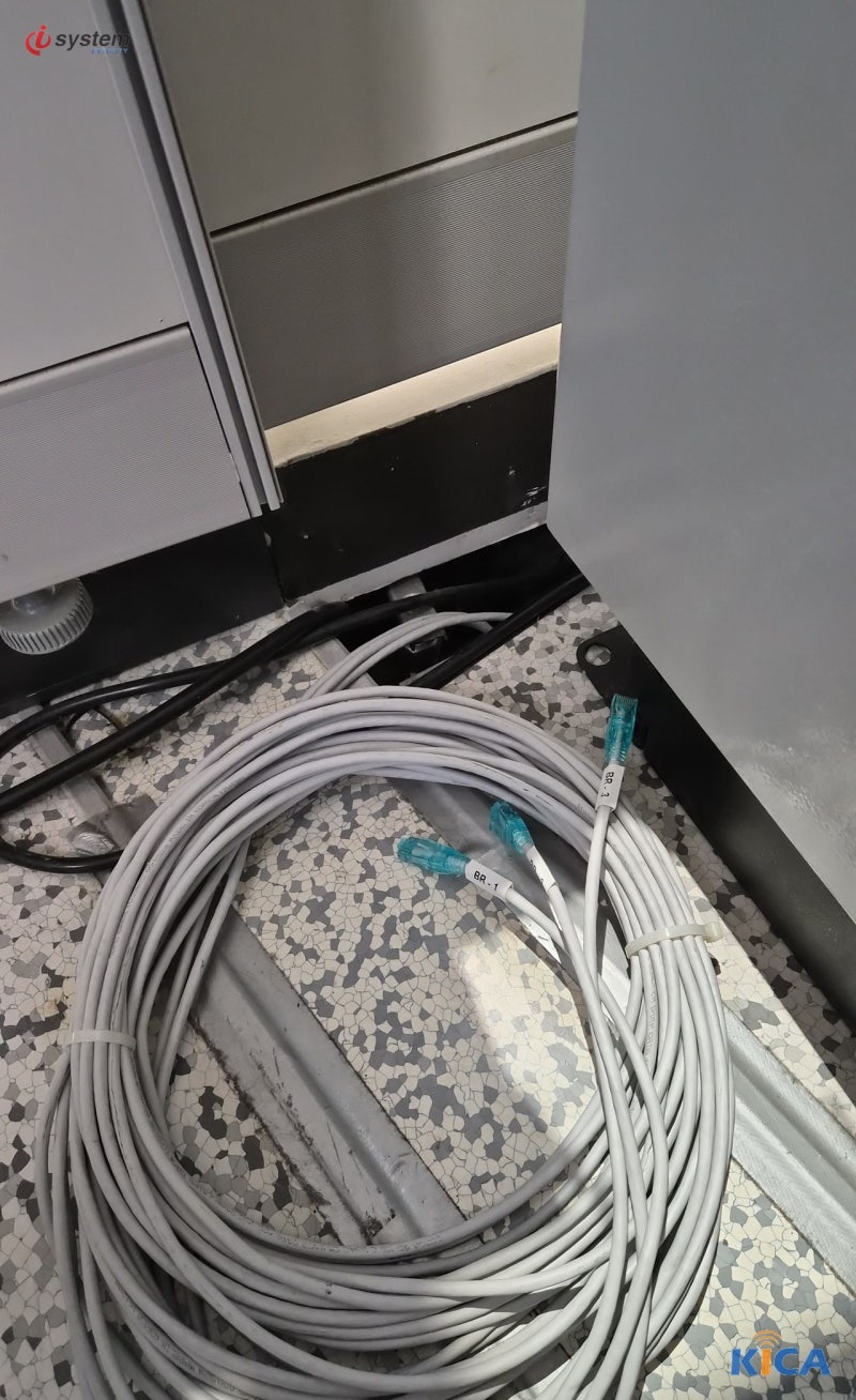 라벨링된 랜케이블 다발 — 광 인입 후 사무실 내부는 Cat6 랜으로 각 자리 연결
