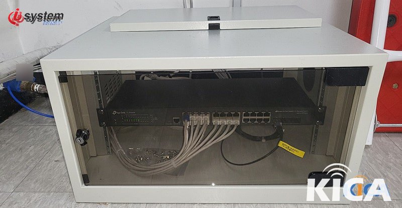 시공 후 전용 허브랙에 통합 수납된 스위치 장비와 정리된 LAN 케이블 - KT 사무실 인터넷 시공