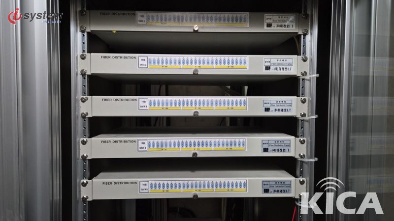 19인치 서버랙에 설치된 TP-Link Omada TL-SG2428P PoE+ 스위치와 다중 WAN VPN 라우터 — 회선 이중화·PoE 통합 구성