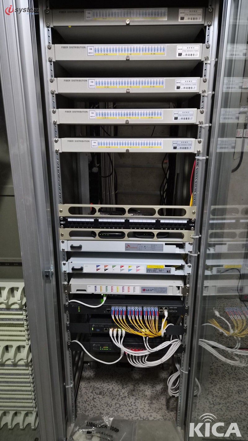 서버랙 상단 다중 광 분배 패널 — 10G DATA 1부터 10G DATA 5까지 명확히 라벨링된 10기가비트 광 백본망