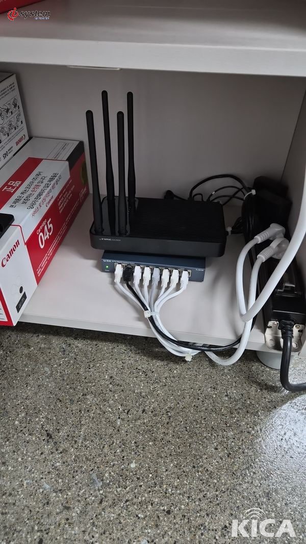 LAN 테스터로 모든 라인의 통신 상태를 장비로 직접 확인 — 공사 완료 후 즉시 업무 투입을 위한 품질 검수