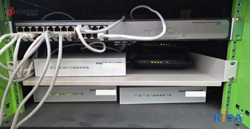 HPE OfficeConnect 1420 스위치 아래 랙 선반 위에 AhnLab TrusGuard 40B 방화벽 장비 두 대가 나란히 올라간 모습