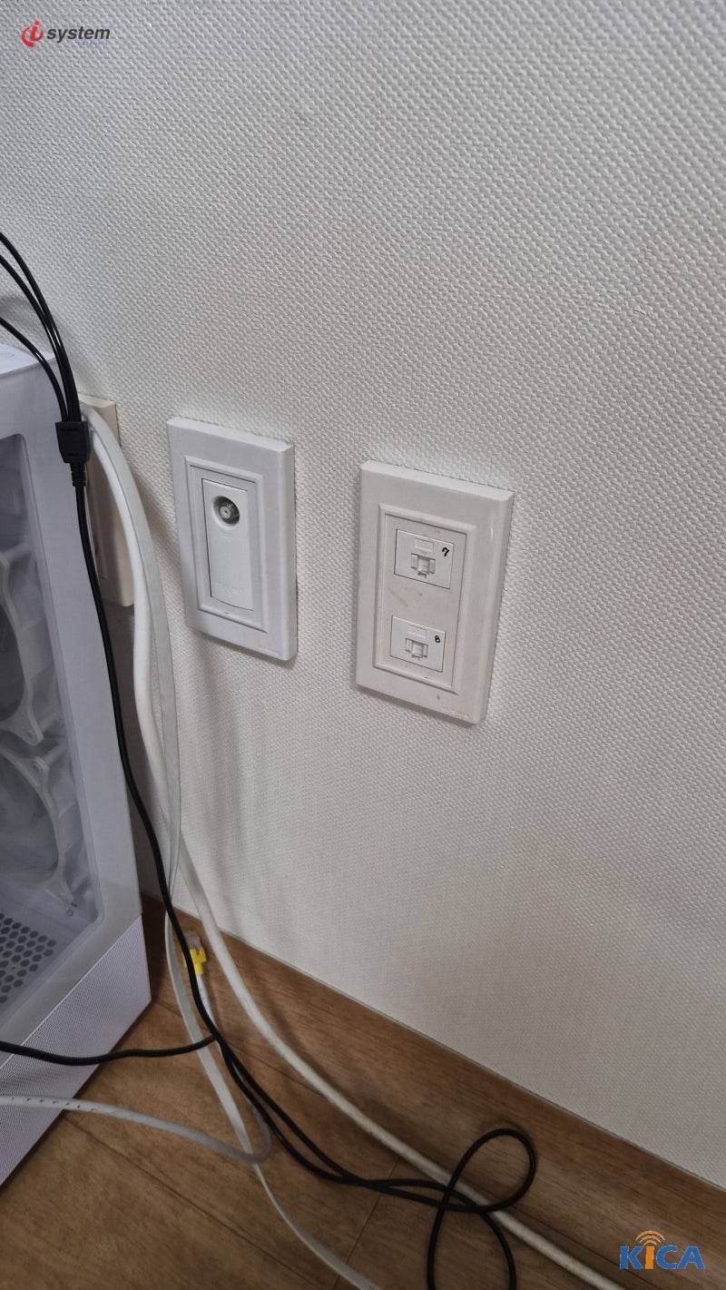 사무실 천장에 설치된 무선 AP