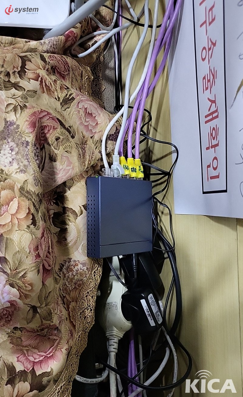 가구 옆 미니 PoE 스위치·미디어 컨버터 — 보라·회색·노란 색상 LAN 케이블 통합 결선