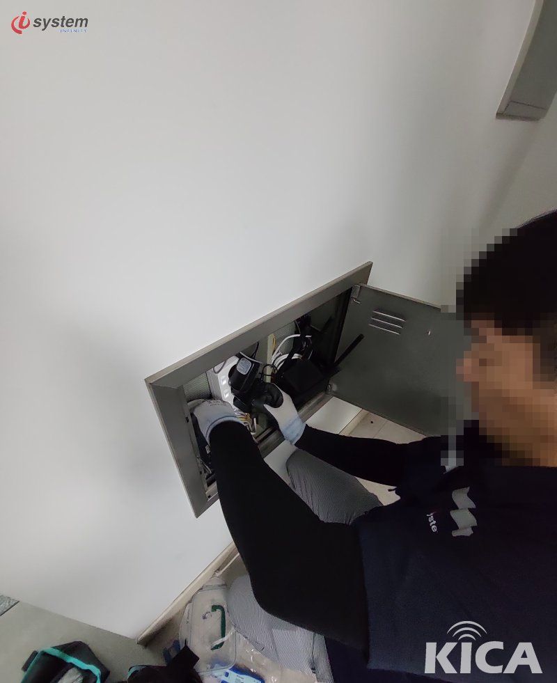 매립 함체 내부 무선 AP 안테나와 장비를 점검·정비하는 시공팀 작업자