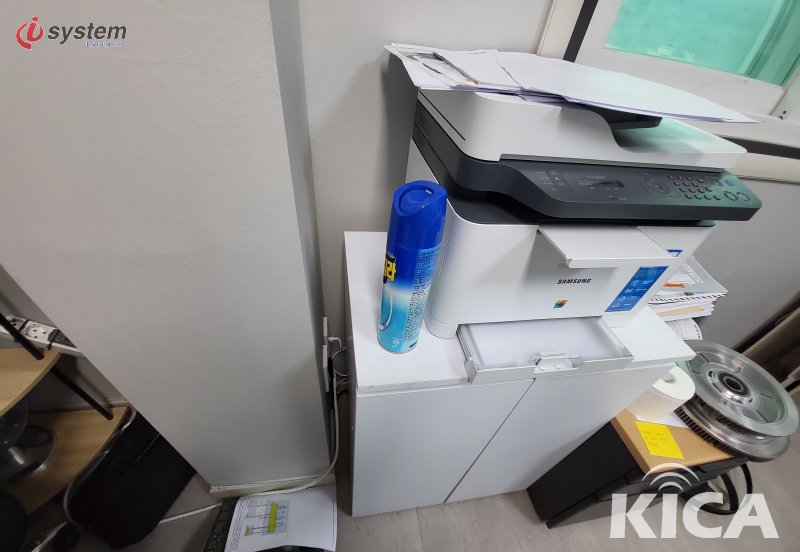 사무실 코너에 놓인 삼성 복합기 — 통신 정비 진행 중인 사무 환경 진단