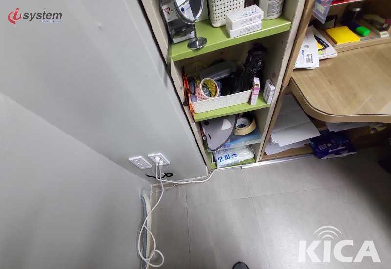 사무실 책꽂이 옆 콘센트와 LAN 포트 — '오피스' 라벨 박스 옆 사무 공간 정비 지점