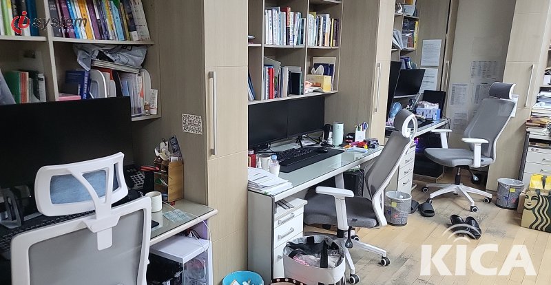 사무실 책상·책꽂이·모니터·의자 배치 — 책상 단위 LAN 정리 환경