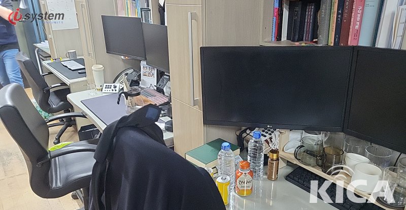 사무실 책상 하부 LAN 케이블 정리