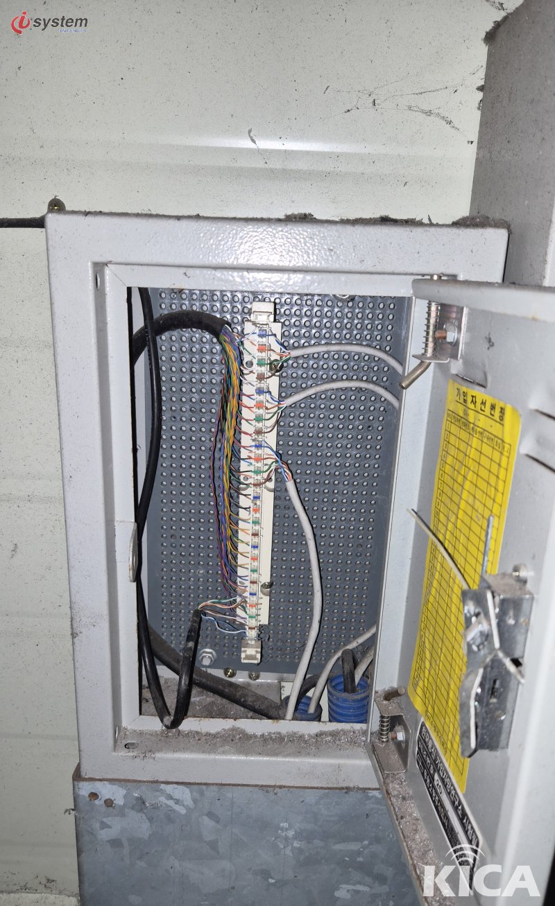 통신함 110블록 단자대 + 파랑 LAN 케이블 결선 클로즈업