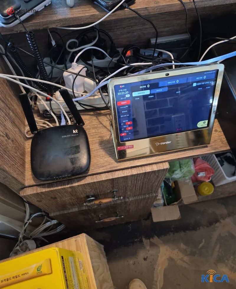 KT GiGA WiFi Wave 2 무선 공유기와 나란히 놓인 주문 태블릿(POS) 화면